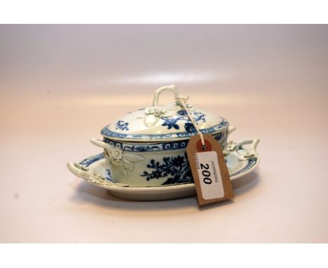 A WORCESTER BLUE AND WHITE BUTTER TUB WITH COVER AND STAND (SOME CHIPS TO FLOWERS) TRANSFER PRINTED WITH ROSES, TOTAL WIDTH 1