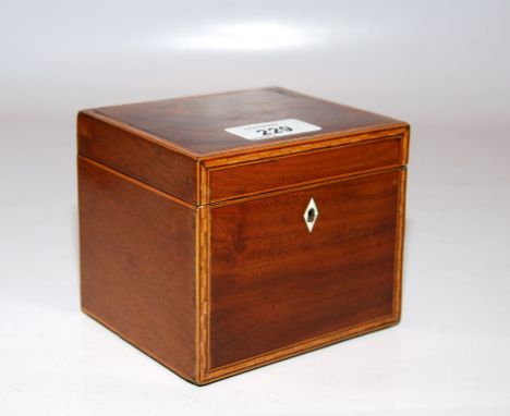 A GEORGE III MAHOGANY TEA CADDY OF RECTANGULAR FORM, HEIGHT 9.5 CM 