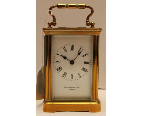 A BRASS CARRIAGE CLOCK THE FACE MARKED JENNER AND KNEWSTUB LONDON, 11 CM 
