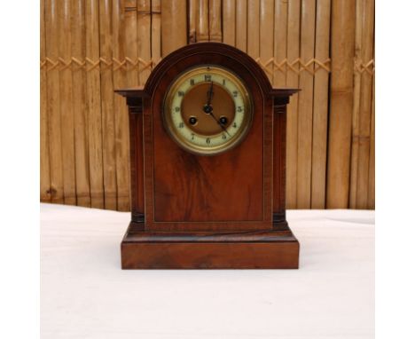 AN EDWARDIAN MAHOGANY CASED FRENCH MANTLE CLOCK 