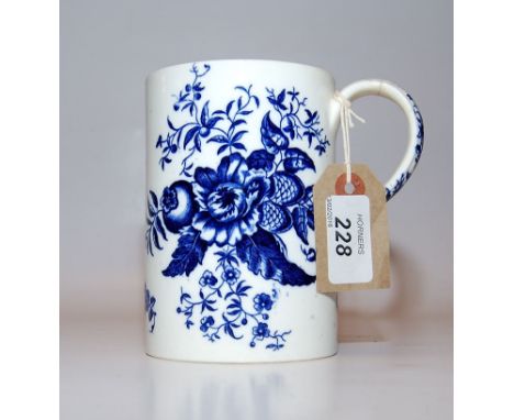 A WORCESTER BLUE AND WHITE TANKARD OF CYLINDRICAL FORM TRANSFER PRINTED WITH PINE CONE PATTERN, HEIGHT 12.5 CM (CRACK TO HAND