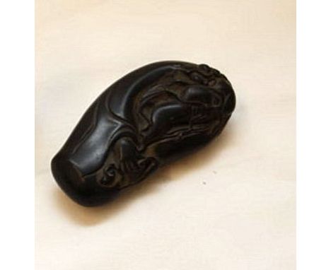 CHINESE HARD STONE NETSUKE CARVED IN THE FORM OF AN ELDERLY MAN, 7.5 CM 