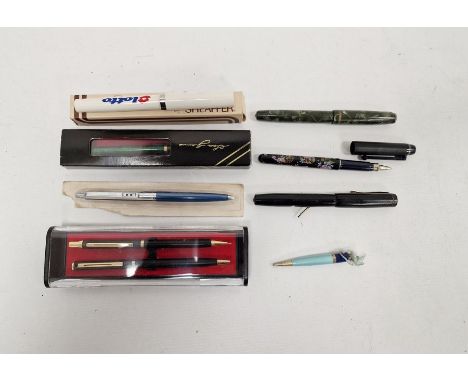 Small collection of vintage fountain pens and other pens, some in boxes