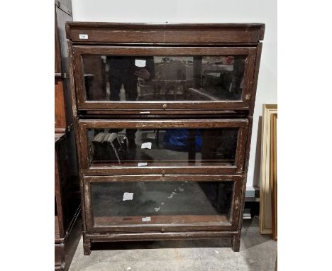 20th century oak sectional bookcase in the manner of Globe Wernicke (damaged) 
