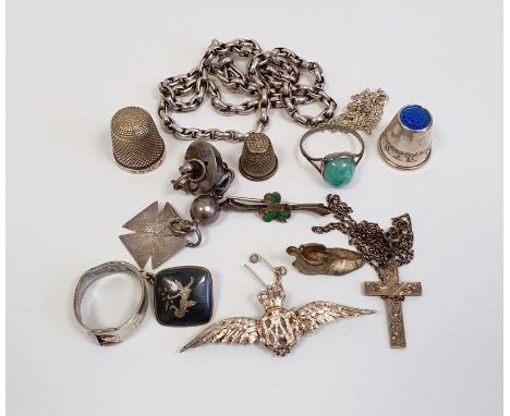 Antique silver belcher chain, silver and green stone ring, silver belt ring, thimbles and other silver-coloured jewellery 