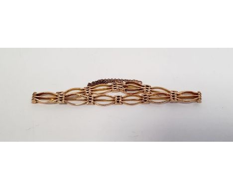 15ct gold gate-pattern bracelet, each gate of three bars and having safety chain, 12.6g gross 