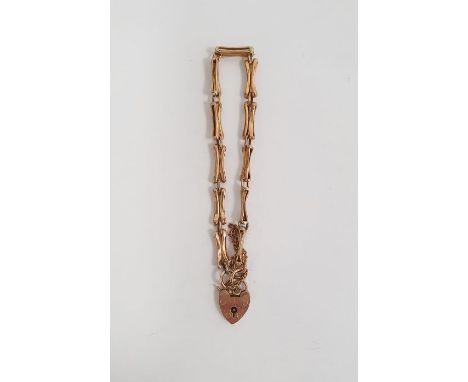 9ct gold chain link bracelet having wishbone-pattern links and a heart-shaped padlock, gross weight 3.4g 