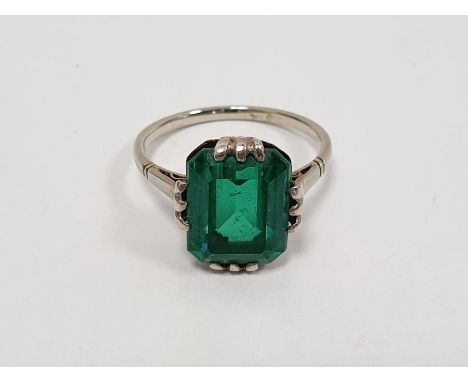 18ct white gold ring set baguette-cut emerald-coloured green stoneCondition ReportWe're not qualified Gemologists. There appe