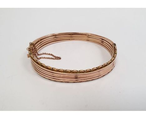 9ct gold bangle, hinged and ribbed with scalloped and beaded border, 15.4g overall