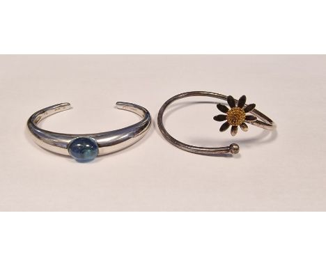 Baccarat silver and blue stone set cuff bangle and an Andrew Scott silver 'Lazy Daisy' bangle with flowerhead (2) Condition R
