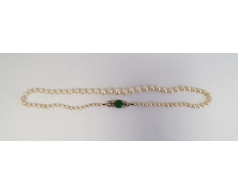 Cultured pearl necklace, single-strand, graduated and the cabochon emerald and diamond set Art Deco-style clasp, the 9mm x 7m