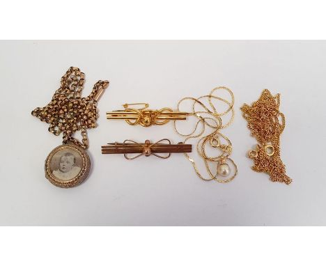 14K gold and cultured pearl pendant and the 14K gold fine chain link necklace, two various bar brooches, sundry gold-coloured