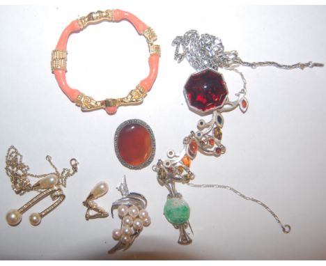 A collection of miscellaneous costume jewellery, to include faux pearl double string choker, white metal necklace, gilt metal