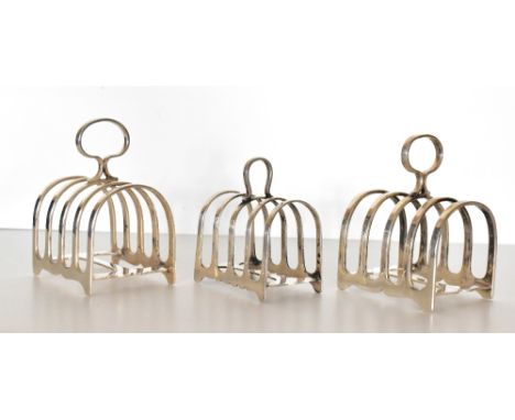 JAMES DIXON &amp; SONS; a George VI hallmarked silver four division toast rack, Sheffield 1938, approx 2.8ozt/87g, a silver p