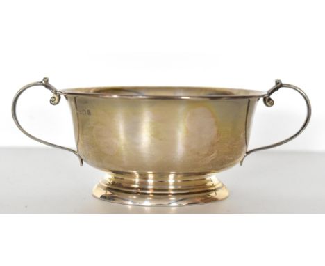 DEAKIN &amp; FRANCIS; a George V hallmarked silver twin handled footed bowl, Birmingham 1931, approx 3ozt/93g.Additional Info