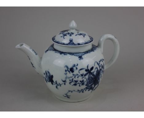 A Worcester porcelain 'Mansfield' pattern blue and white teapot, 15cm high Provenance: From a local Private Collection