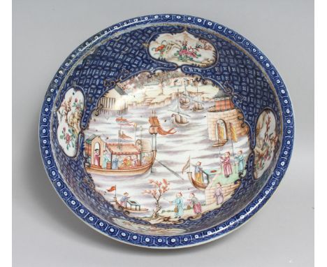 A CHINESE EXPORT BLUE AND WHITE / FAMILLE ROSE PORCELAIN BOWL, the interior centre painted with a boating scene with four sma