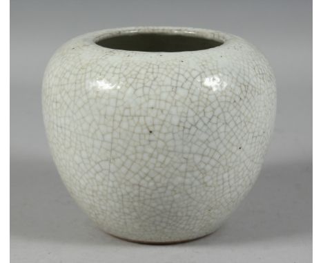 A CHINESE CRACKLE GLAZE PORCELAIN VASE. 12.5cm high