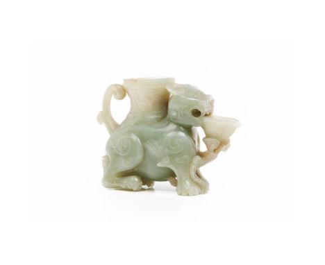A Chinese carved celadon and russet jade lion-form vessel19th / 20th centuryOf  archaistic designHight: 8,5 cm