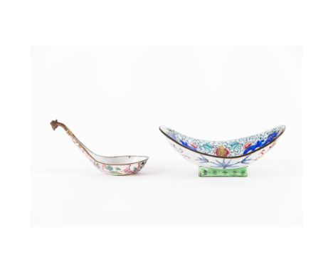 A Chinese canton enamel small bowl and spoonLate Qing Dynasty Bowl with a six character mark on the base5x13,5x8 cm