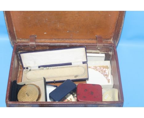 A VINTAGE SUITCASES CONTAINING A QUANTITY OF ASSORTED COSTUME JEWELLERY 