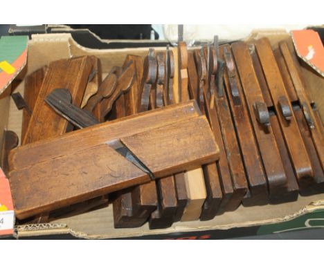 A QUANTITY OF VINTAGE WOOD PLANES ETC 