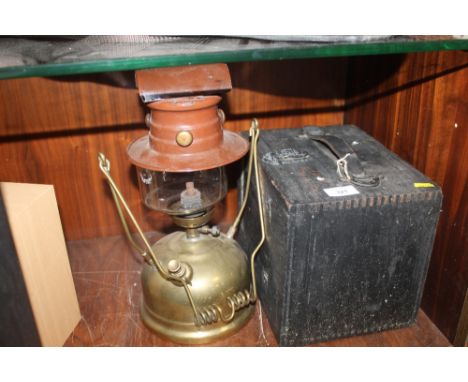 A VINTAGE TILLEY TYPE PARAFFIN LAMP TOGETHER WITH A WOODEN BOX 
