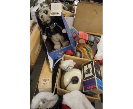 A TRAY OF ASSORTED SUNDRIES TO INCLUDE A VINTAGE SPINNING TOP, A BOXED COMPARE THE MARKET MEERCAT TOY ETC 