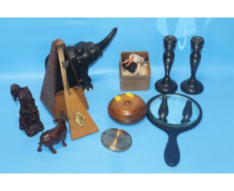 A BOX OF COLLECTABLES, TO INCLUDE A METRONOME, CARVED FIGURES ETC