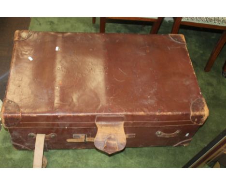 A LARGE VINTAGE LEATHER SUITCASE 