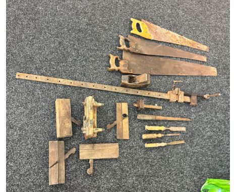 Selection of vintage tools to include 3 woodsaws, 6 planes, tenon scribe block, 4 chisels and a work cramp 
