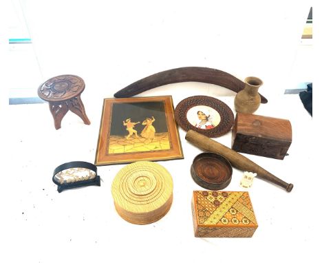 Selection of collectable wooden items to include boomerang, trinket boxes, etc 