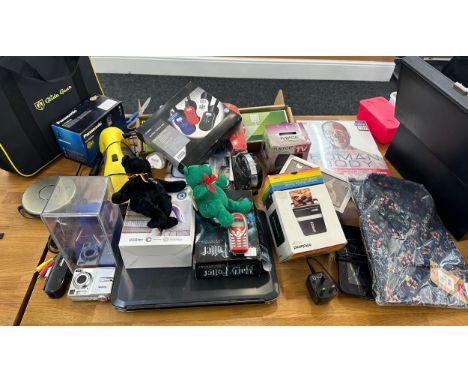 Selection of vintage and later miscellaneous to include Polaroid, Panasonic, Glide gear etc 