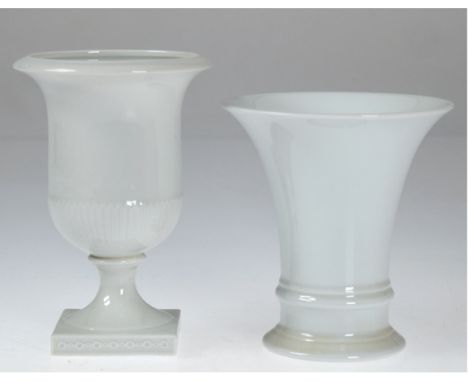 2 Vasen, weiß, Fürstenberg, Krater- und Trompetenform, H. 13cm und 15 cm