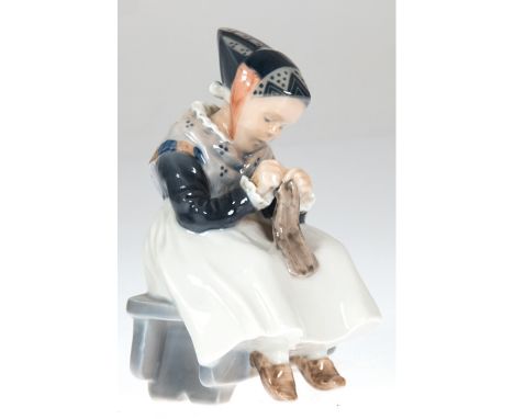 Porzellanfigur "Nähendes Amagermädchen", Royal Copenhagen, Modellnr. 1314, Entwurf Lotte Bender 1911, signiert und datiert, U