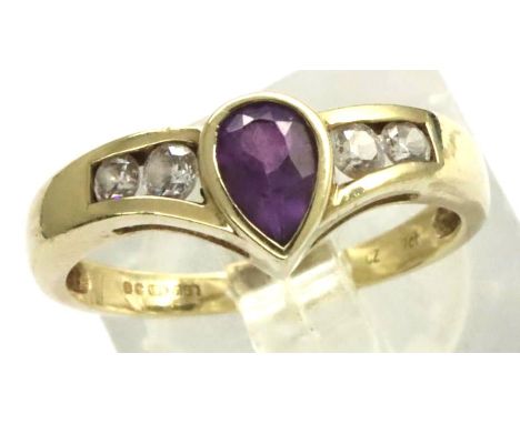 9ct gold amethyst and clear stone set ring, size M, 2.0g. P&amp;P Group 1 (£14+VAT for the first lot and £1+VAT for subsequen