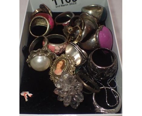 Box of mixed costume jewellery including rings. P&amp;P Group 1 (£14+VAT for the first lot and £1+VAT for subsequent lots) 