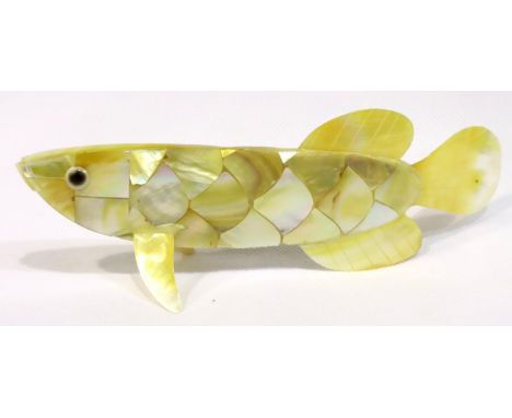 Mother of pearl and Abalone shellfish, L: 15 cm. P&amp;P Group 1 (£14+VAT for the first lot and £1+VAT for subsequent lots) 