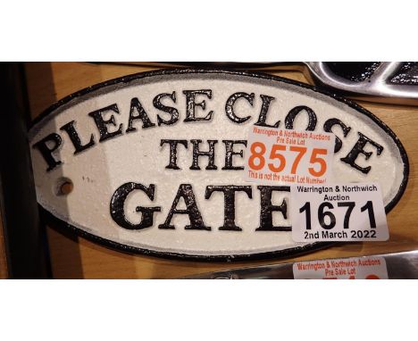Cast iron Close The Gate sign in white, 18 x 9 cm. P&amp;P Group 2 (£18+VAT for the first lot and £3+VAT for subsequent lots)