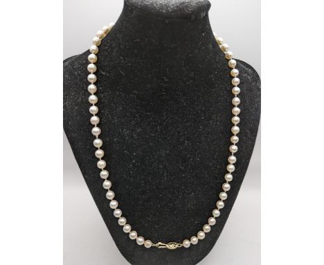 A cultured pearl single strand necklace with a 9ct gold clasp, Location: 