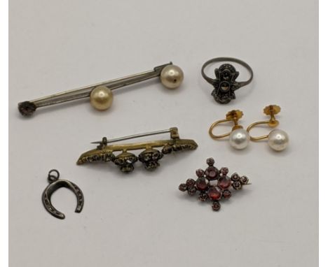 A mixed lot of jewellery to include 9ct gold cultured pearl earrings, a yellow metal brooch, a silver ring and othersLocation