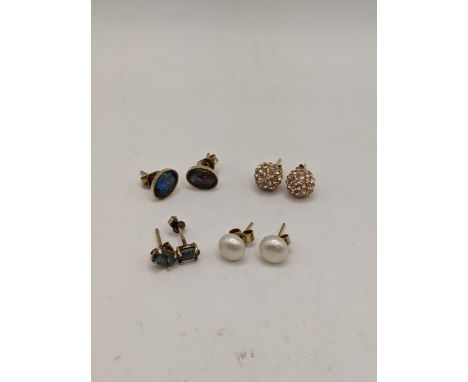 Two pairs of 9ct gold earrings, each set with opals, a pair of 9ct gold and pearl earrings and another pair on gold stems, Lo