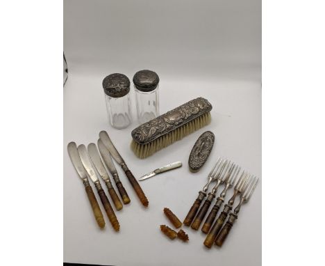 A mixed lot of silver to include a mother of pearl and silver miniature pocket knife, Sheffield 1915 (4.5cm closed and 7cm op