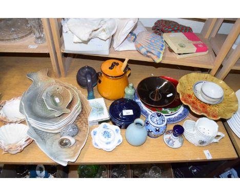 MIXED CERAMICS TO INCLUDE VARIOUS FISH SHAPED PLATES, KITCHEN WARES, SHAVING MUG, TAZZA ETC