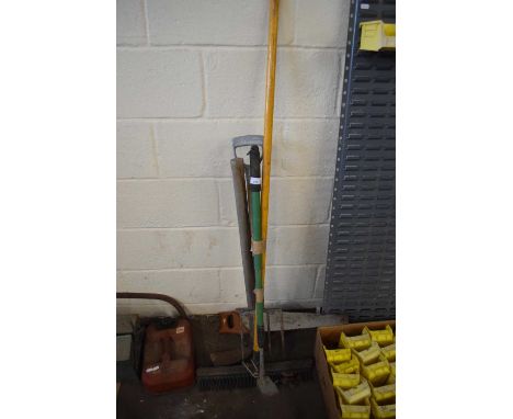 MIXED LOT OF GARDEN TOOLS
