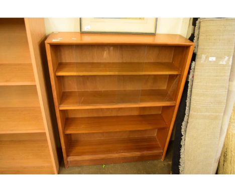 MID-CENTURY LIGHT MAHOGANY BOOKCASE CABINET WITH SLIDING GLASS DOORS, 91CM WIDE
