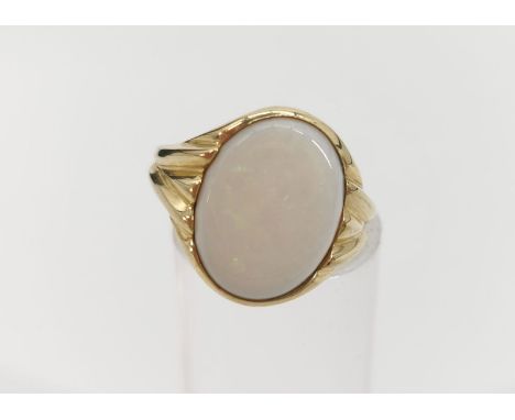 OPAL - RING, 333er Gelbgold (4 g), Ringkopf besetzt mit einem Opal. Ringgr. 55, Ringkopfgr. 1,7 x 1,2 cm