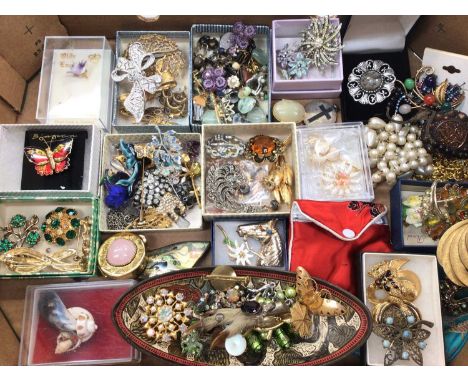 Group of vintage costume jewellery, mostly brooches (1 box)
