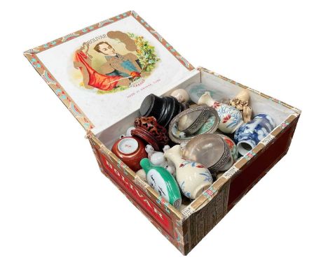 Cigar box of miniature Chinese and Japanese items including vases, snuff bottles