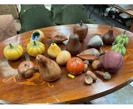 Quantity wooden, ceramic and other artificial fruit
